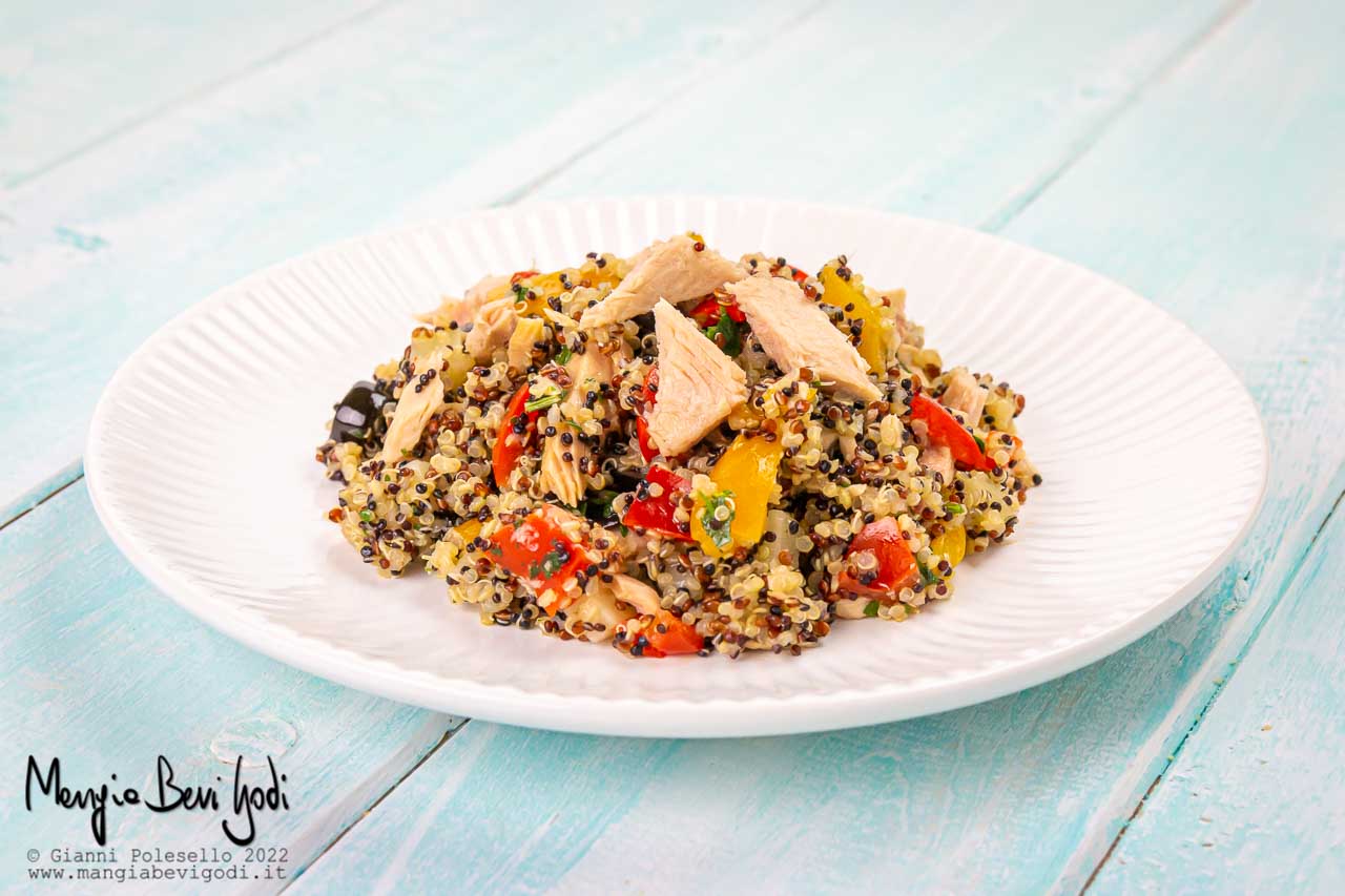 Insalata di quinoa con tonno, peperoni e olive