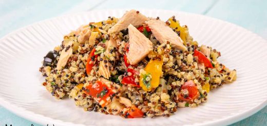 Insalata di quinoa con tonno, peperoni e olive