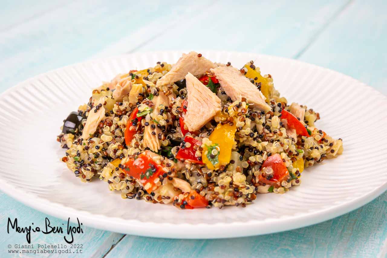 Insalata di quinoa con tonno, peperoni e olive