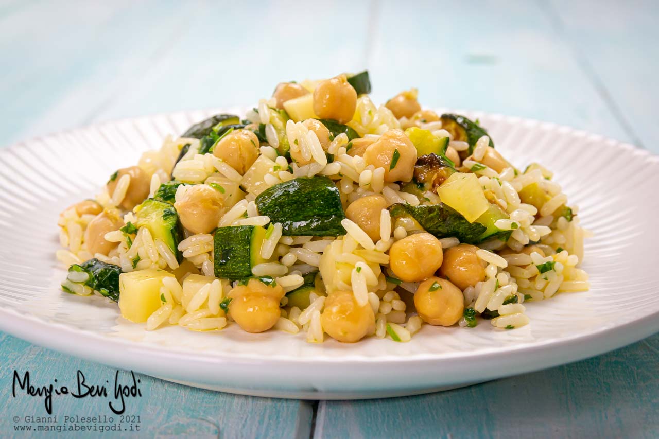 insalata di riso con ceci e zucchine