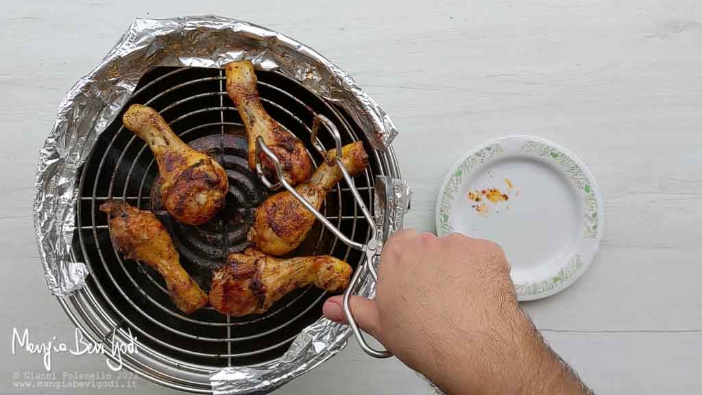girare i fusi di pollo alla griglia