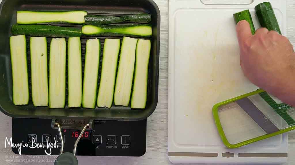 grigliare le zucchine con una bistecchiera