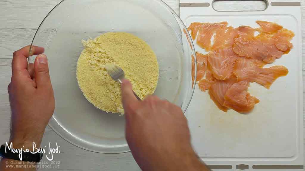 sgranare il cous cous con una forchetta