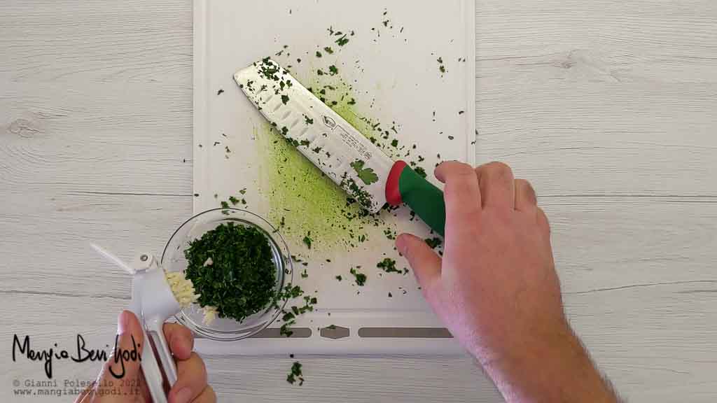 emulsione di aglio, olio e prezzemolo tritato