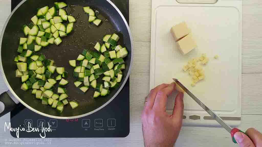 tagliare a cubetti il grana e cuocere le zucchine