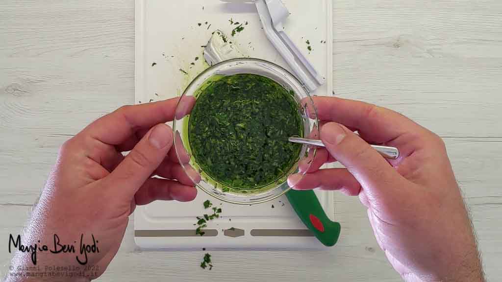 emulsione di aglio, olio e prezzemolo