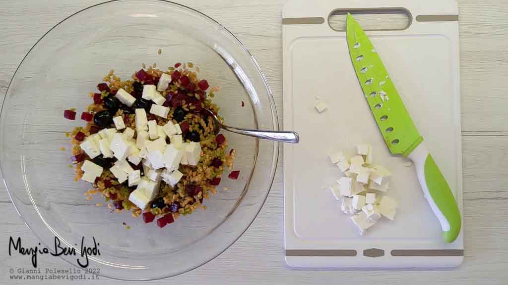 mescolare insalata di legumotti con feta e barbabietole