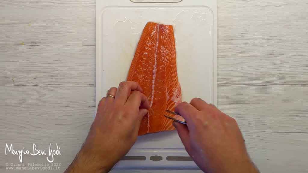 togliere lische al filetto di salmone