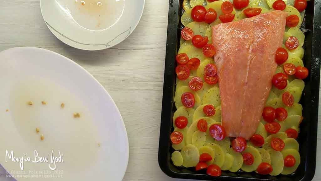 cottura salmone con patate e pomodorini al forno