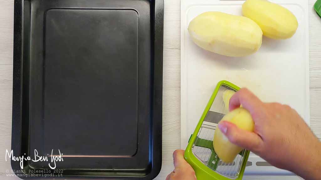 tagliare patate con mandolina