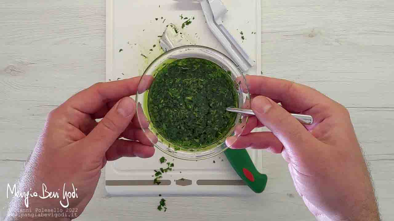 emulsione di aglio, olio e prezzemolo