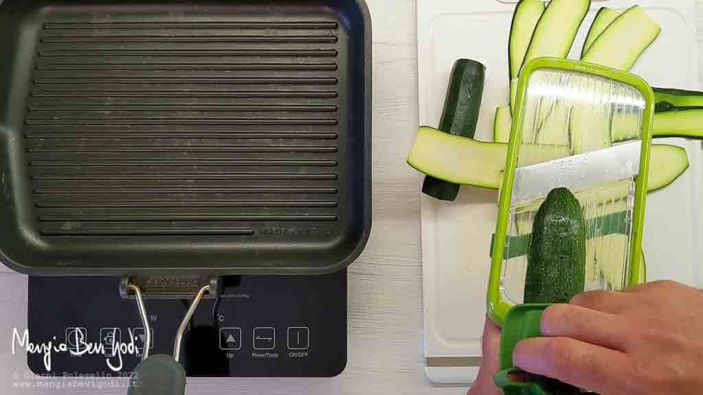 tagliare le zucchine con una mandolina