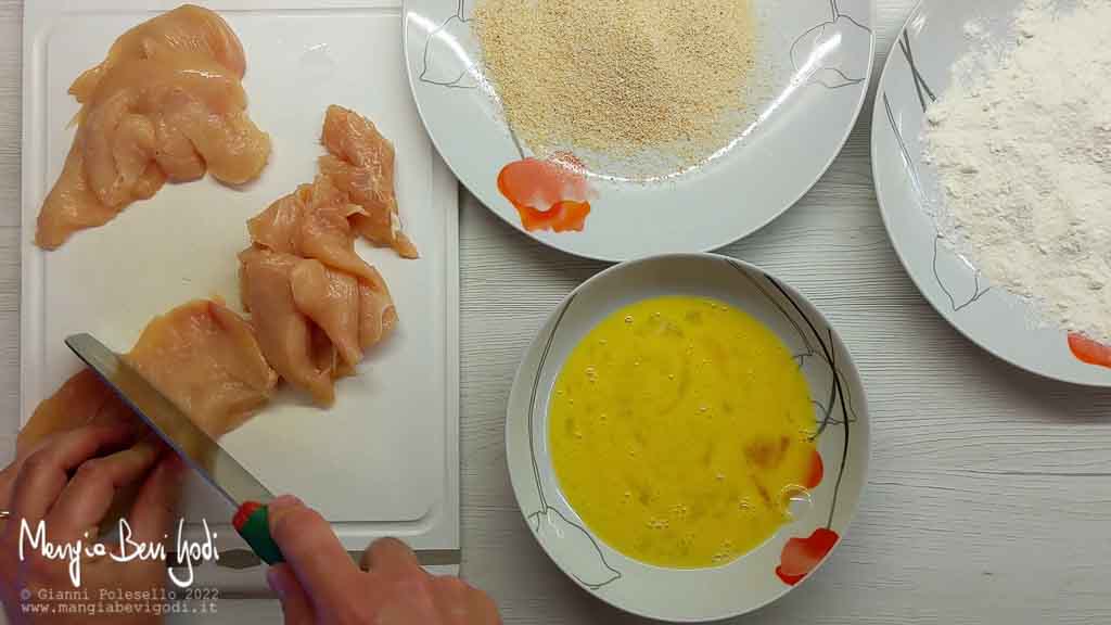 tagliare il petto di pollo