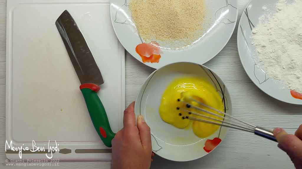 aggiungere la panatura al petto di pollo