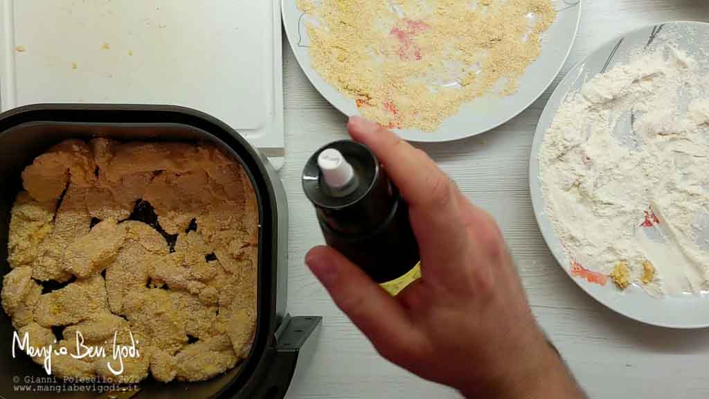 friggere il pollo nella friggitrice ad aria