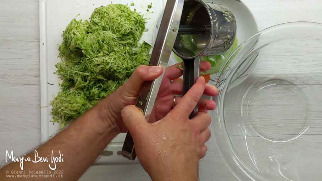 spremere le zucchine con lo schiacciapatate