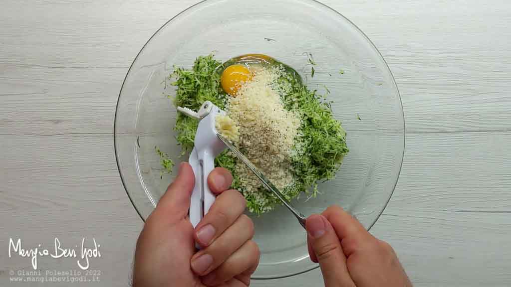 preparare l'impasto per le polpette di zucchine