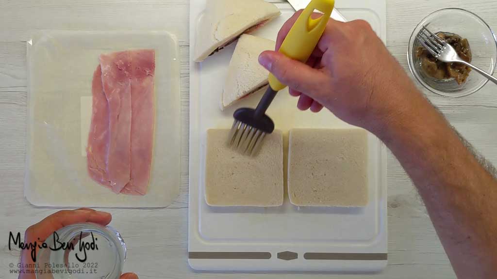 bagnare le fette di pane da tramezzini