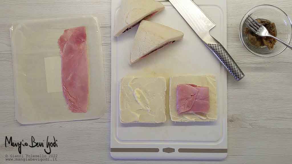 aggiungere il prosciutto sul pane da tramezzini