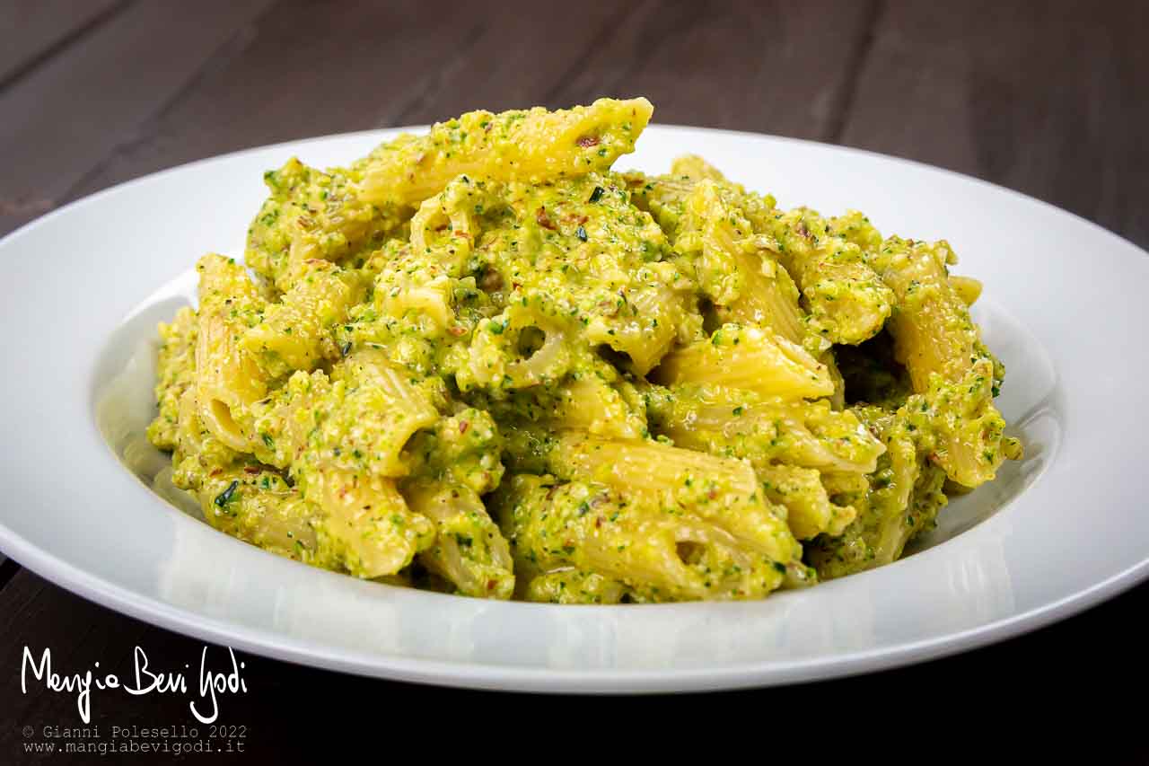 pasta con pesto di zucchine e mandorle