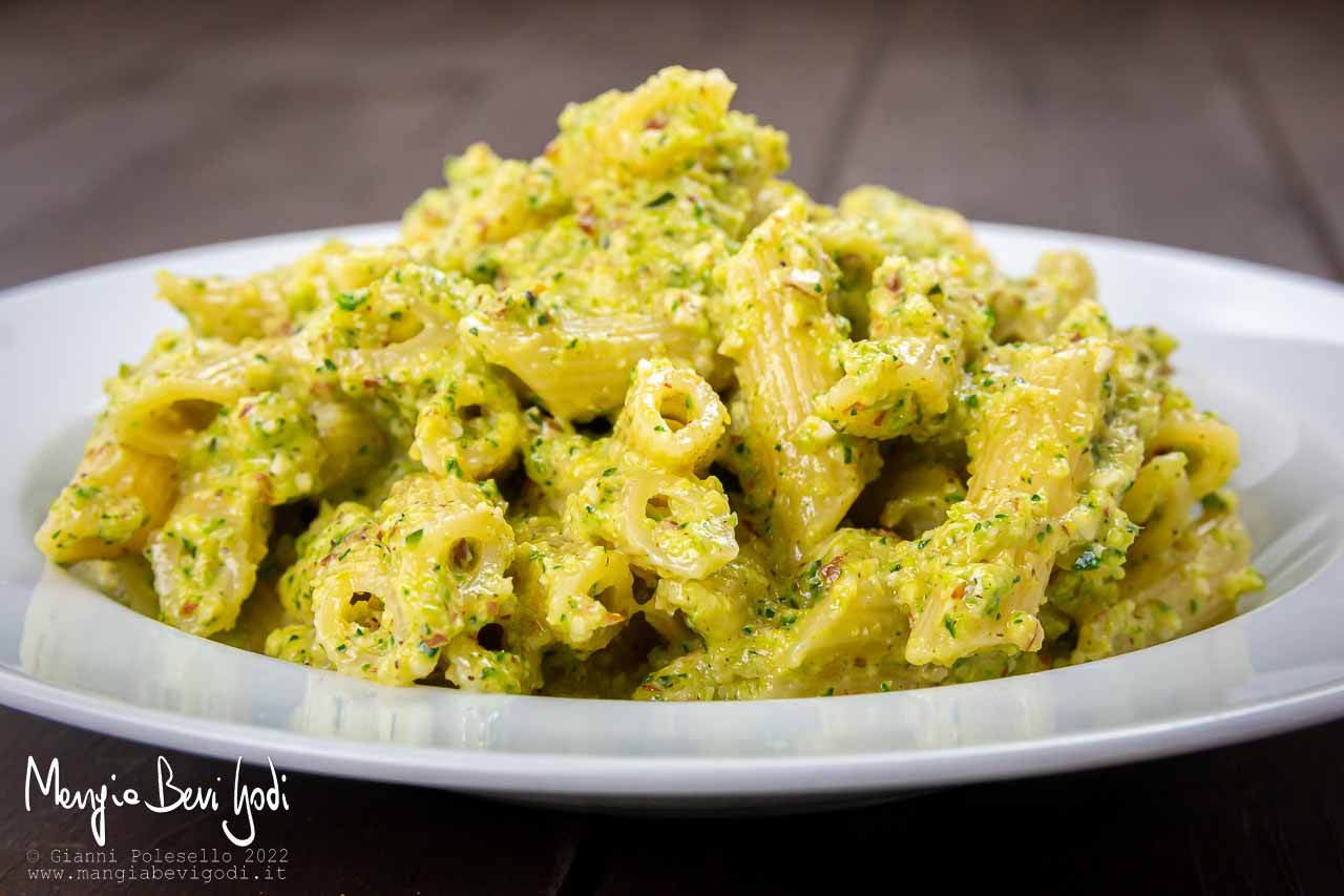 pasta al pesto di zucchine e mandorle