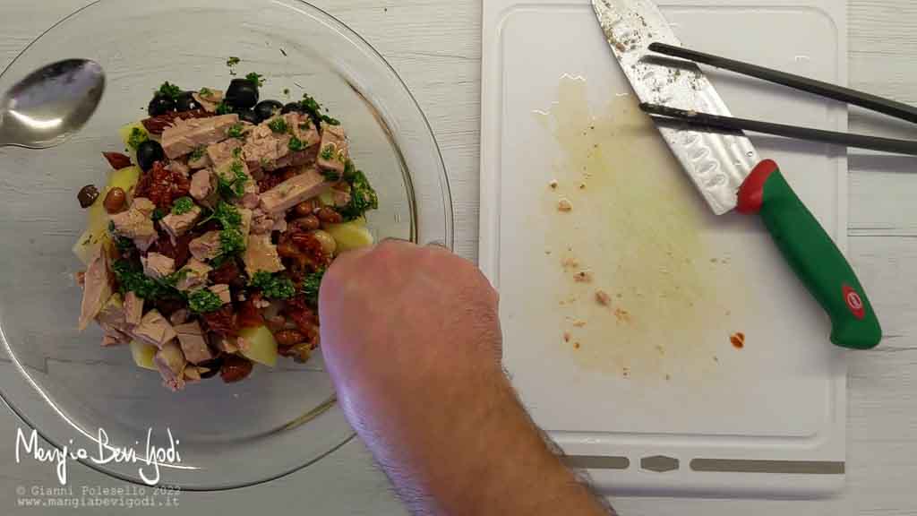 preparazione insalata di tonno e patate
