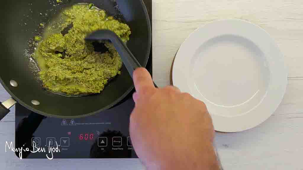 scaldare il pesto di zucchine in padella