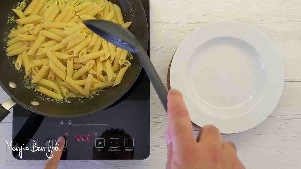 pasta al pesto di zucchine e mandorle in padella