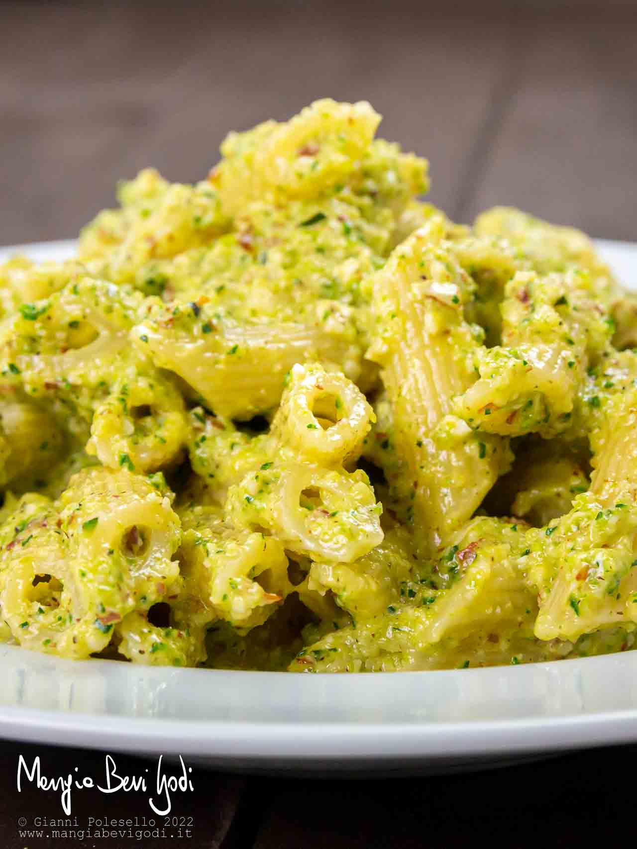 pasta con pesto di zucchine e mandorle