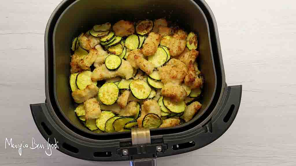 cottura pollo e zucchine nella friggitrice ad aria