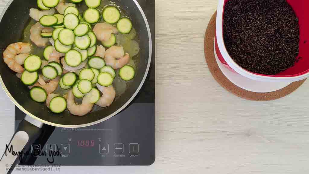 gamberi e zucchine in padella