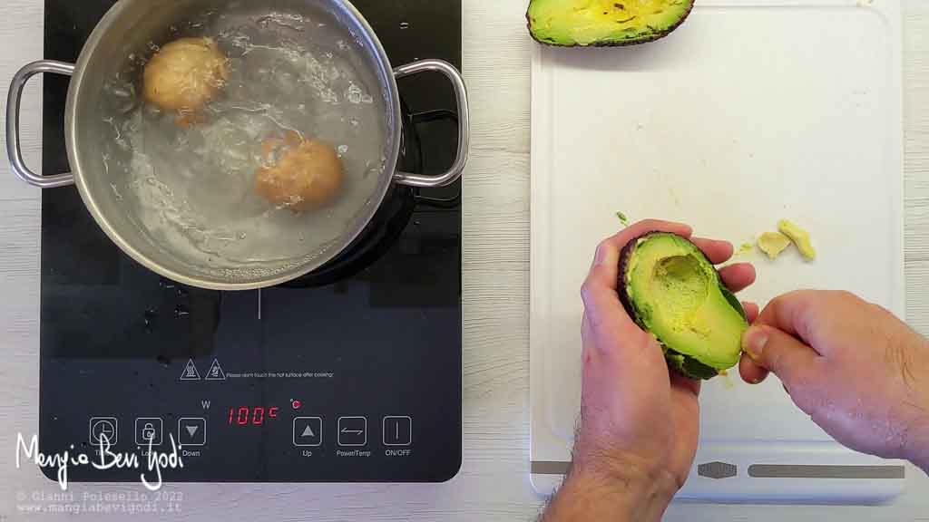 togliere la polpa all'avocado