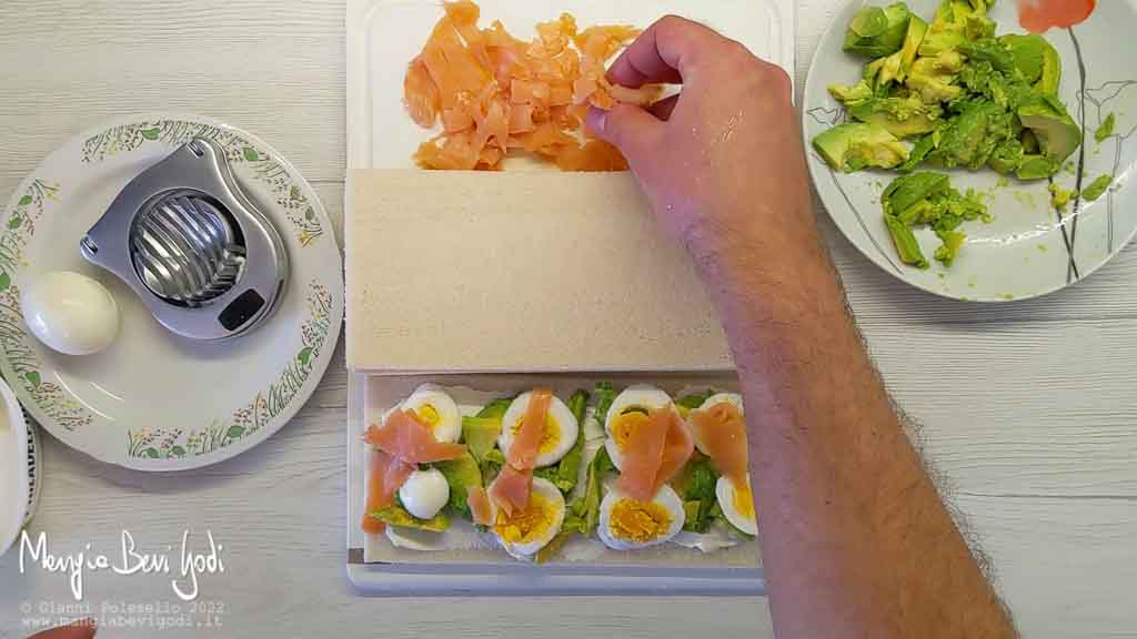 farcire i tramezzini con il salmone, l'avocado e le uova