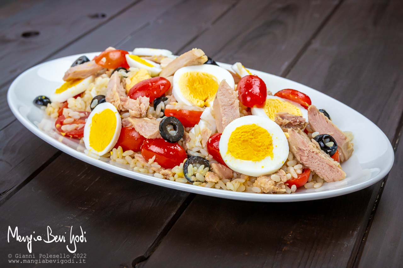 insalata di riso con tonno uova e pomodori