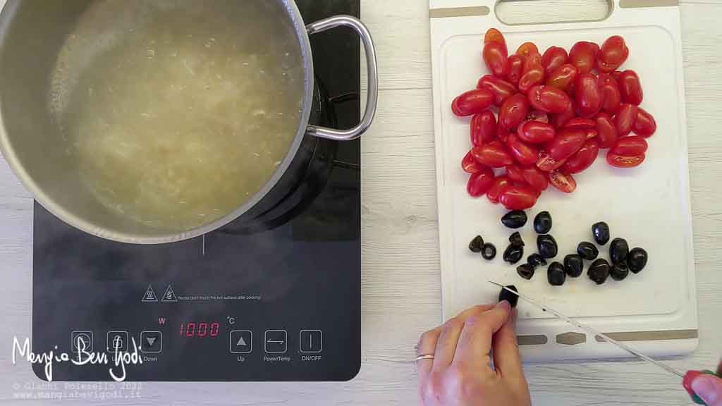 tagliare i pomodorini e le olive