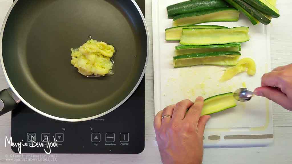 cuocere polpa di zucchine in padella
