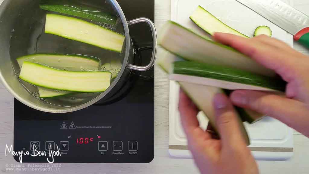 tagliare e bollire le zucchine