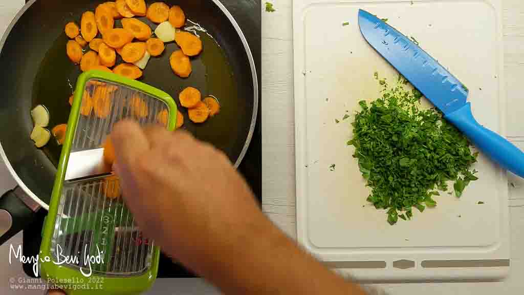 aggiungere le carote in padella