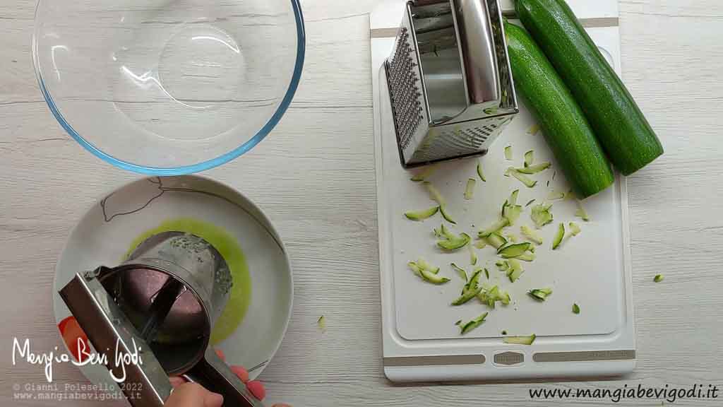 togliere acqua alle zucchine con lo schiaccia patate