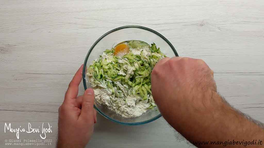 preparazione impasto frittelle di zucchine