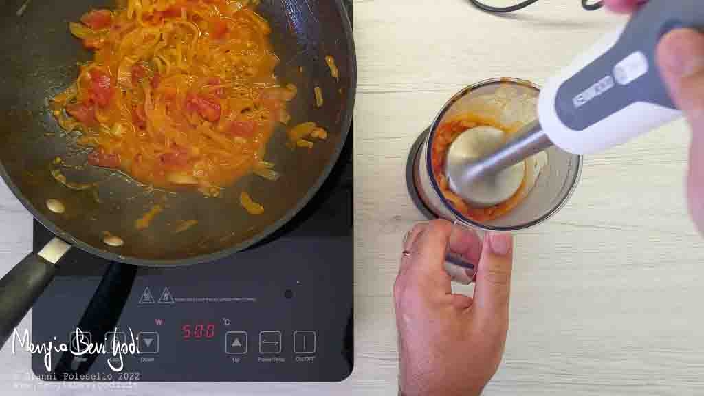 frullare sugo di cipolle