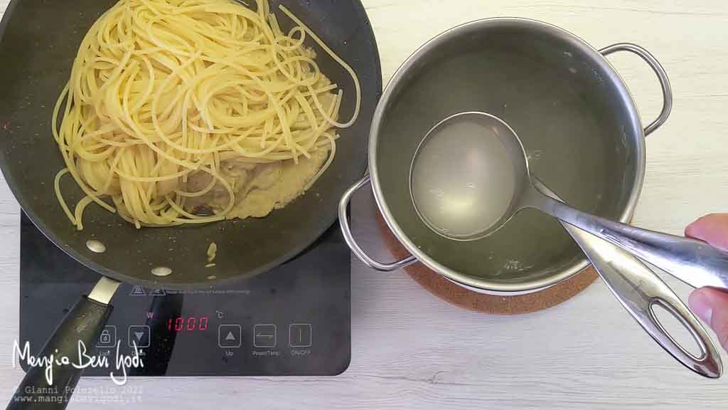 Spaghetti con sugo di melanzane