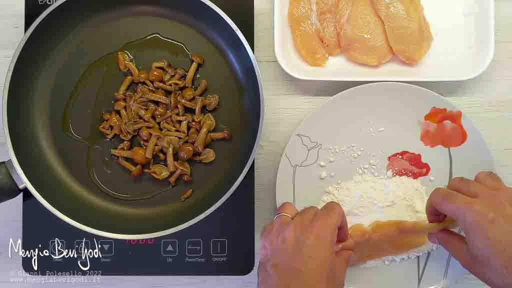 infarinare il pollo