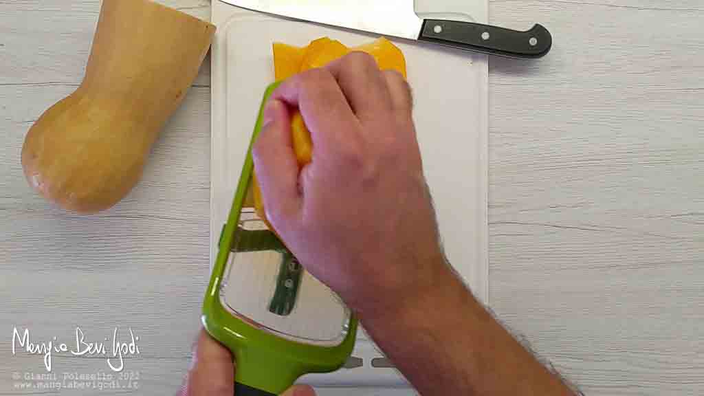 Tagliare la zucca con la mandolina