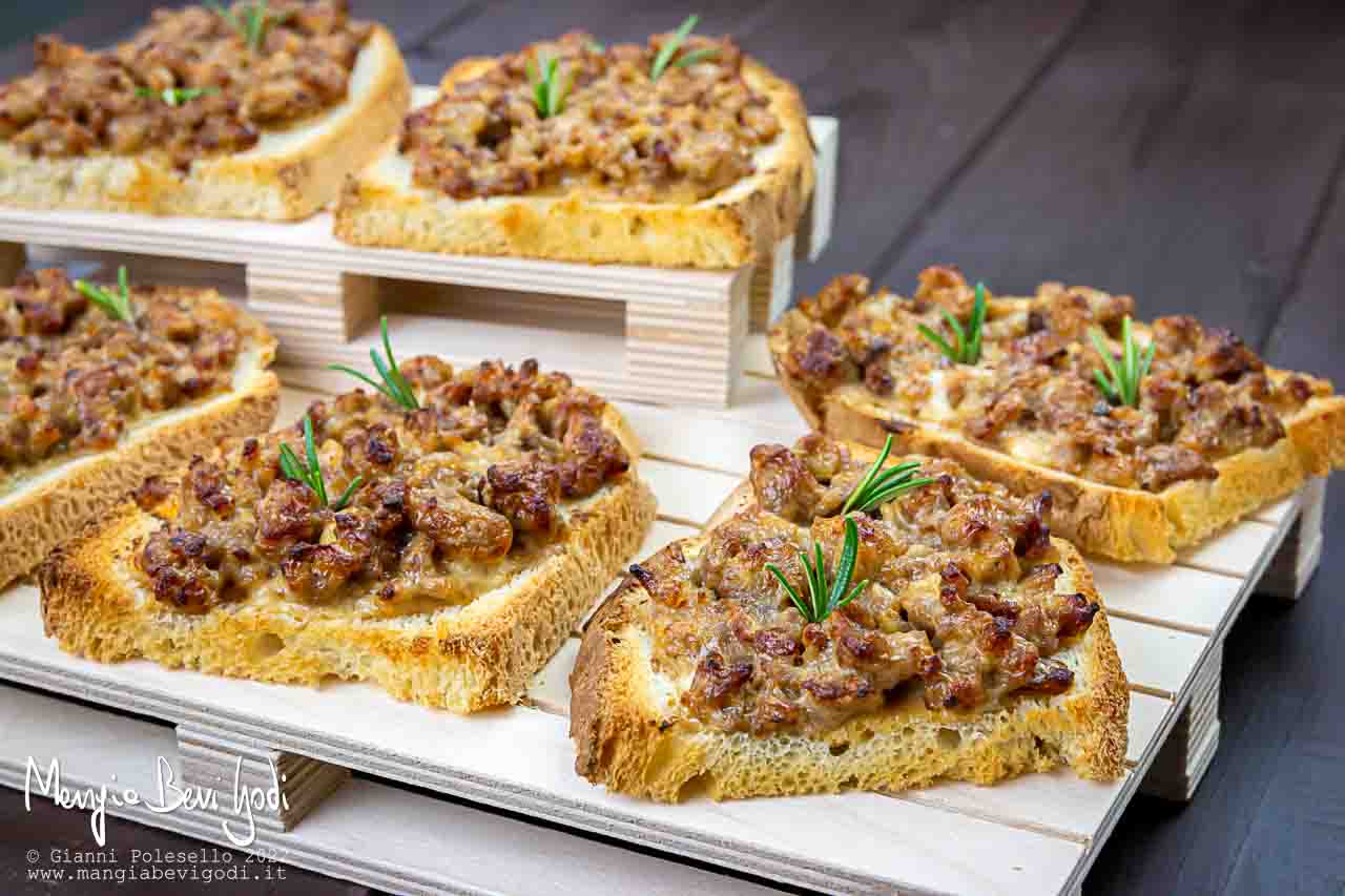 crostini salsiccia e stracchino