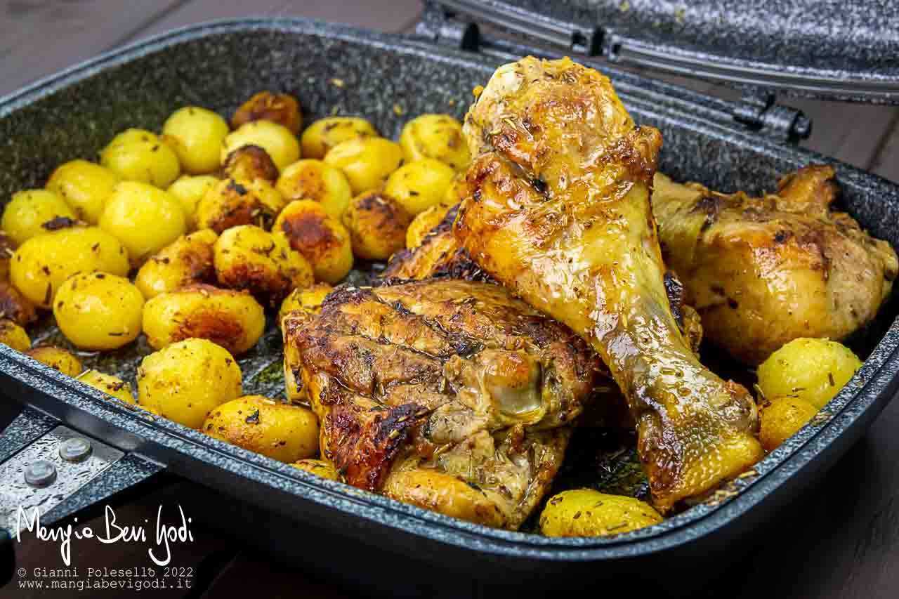 pollo e patate nella padella fornetto