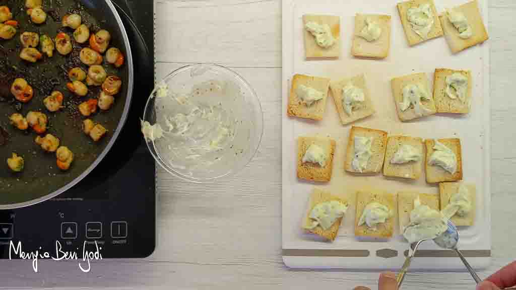 preparazione crostini con maionese aromatizzata