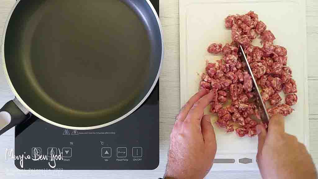 tritare la salsiccia al coltello