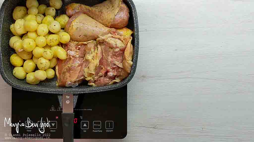 cottura pollo e patate nella padella fornetto