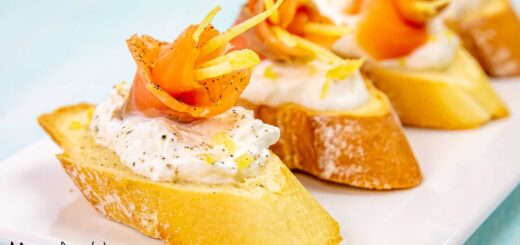 crostini con salmone e stracciatella di burrata